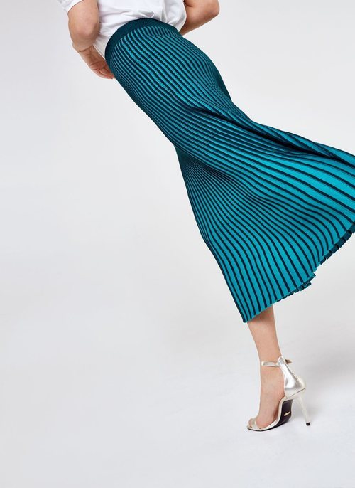 Falda plisada bicolor en color azul y negra por encima del tobillo de la Nueva Colección Primavera/Verano de Uterqüe 2018