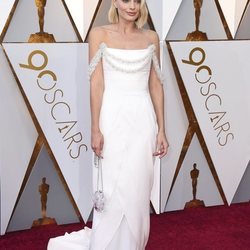 Margot Robbie con un traje blanco de Chanel en los Oscar 2018