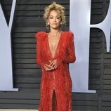 Rita Ora con un traje rojo con plumas de Zuhair Murad en la Fiesta de Vanity Fair