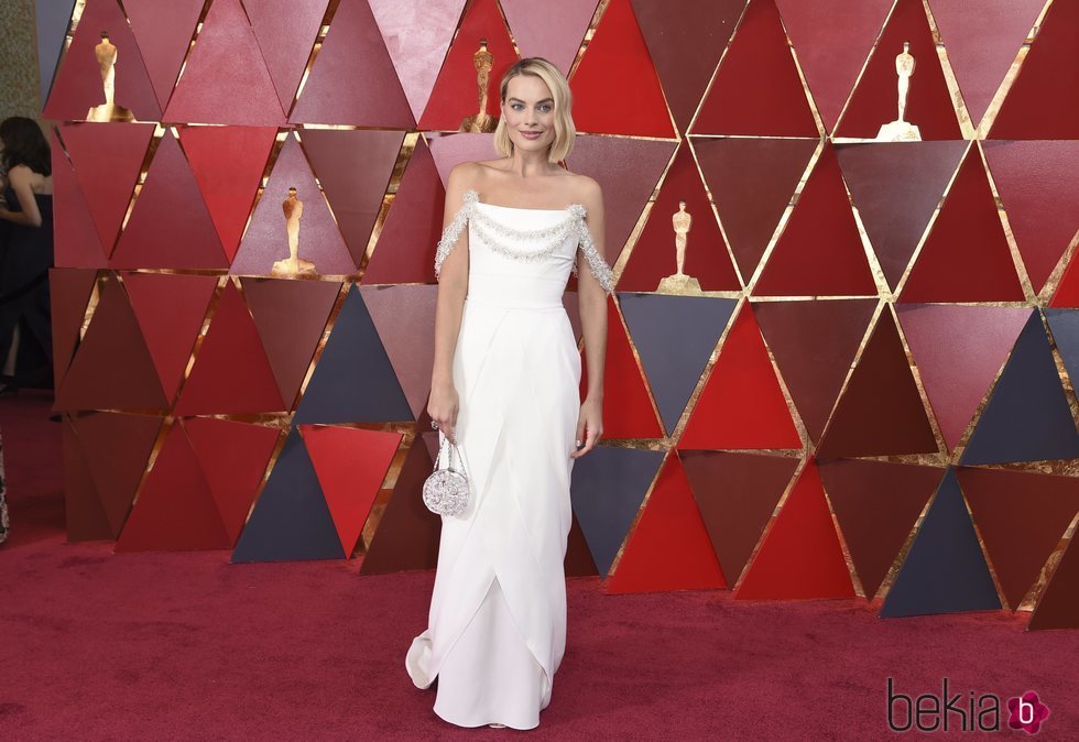 Margot Robbie con un vestido blanco en los Oscar 2018