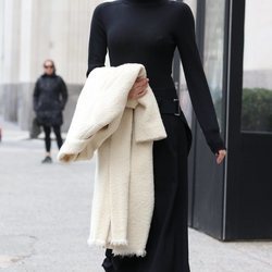 Victoria Beckham con un look negro y abrigo blanco por las calles de Nueva York 2018