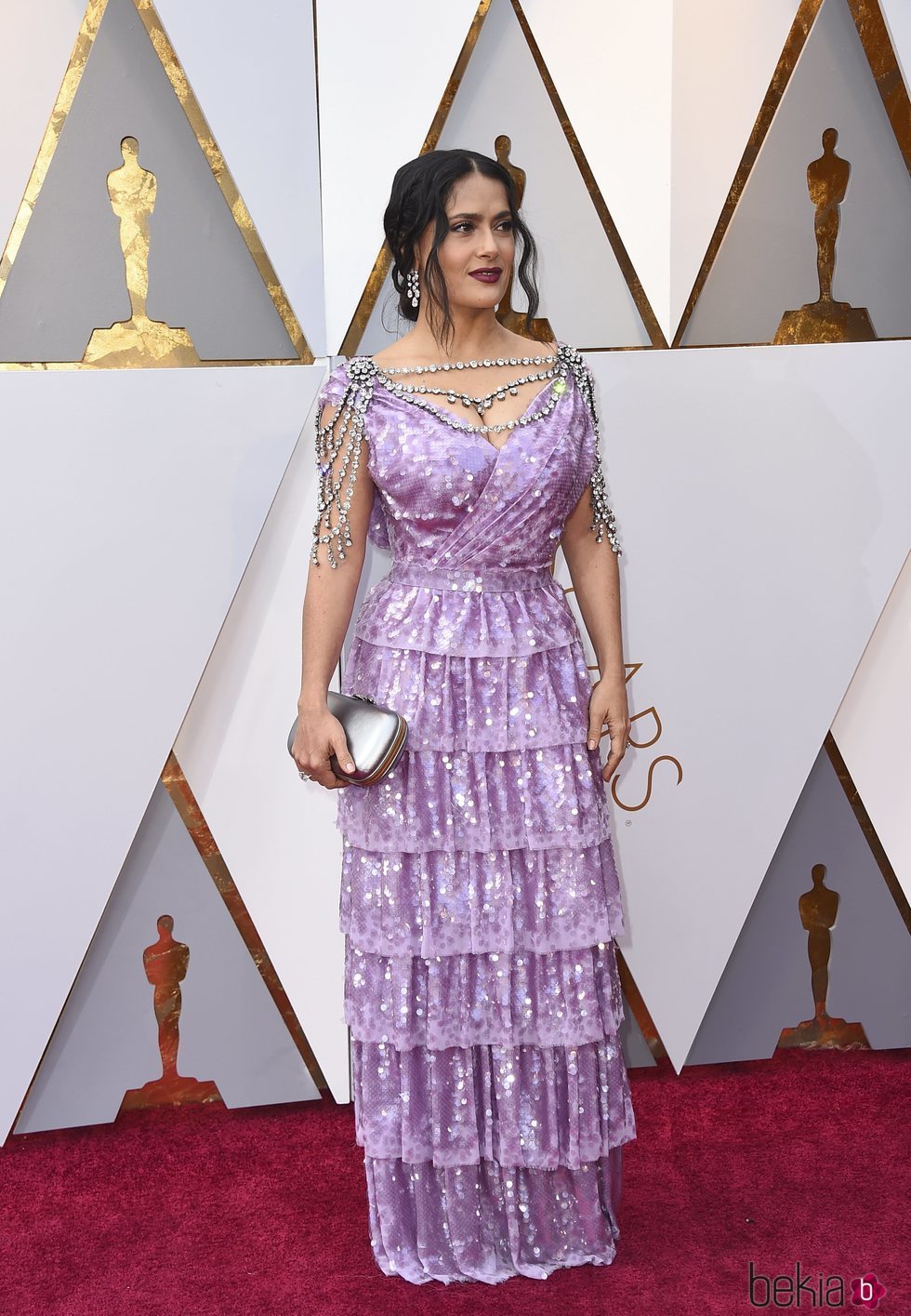 Salma Hayek con un traje lila de volantes en los Premios Oscar 2018