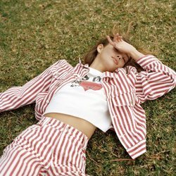 Conjunto de pantalón y cazadora a rayas blancas y rojas de la Nueva Colección "Teen Girl" de Pull and Bear