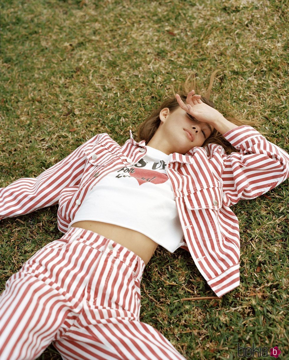 Conjunto de pantalón y cazadora a rayas blancas y rojas de la Nueva Colección "Teen Girl" de Pull and Bear