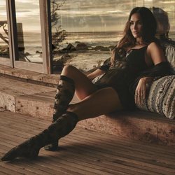 Megan Fox con un corpño en color negro y gasa de la nueva colección primavera de Frederick's