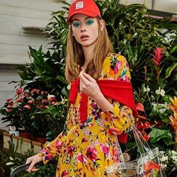 Vestido mostaza con estampado de flores con una gorra de la nueva colección de primavera 2018 de Stradivarius