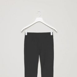 Pantalón básico negro de la nueva colección atemporal de Cos 2018