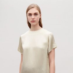 Blusa en color champán de mujer de la nueva colección atemporal de Cos 2018