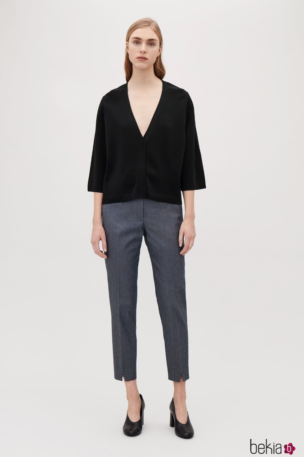 Blusa negra con escote en pico de la nueva colección atemporal de Cos 2018