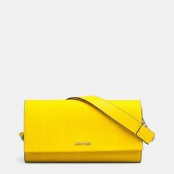Bolso amarillo con el logo de Calvin Klein de la Nueva colección de accesorios de Calvin Klein de Primavera/Verano 2018