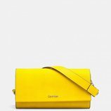Bolso amarillo con el logo de Calvin Klein de la Nueva colección de accesorios de Calvin Klein de Primavera/Verano 2018
