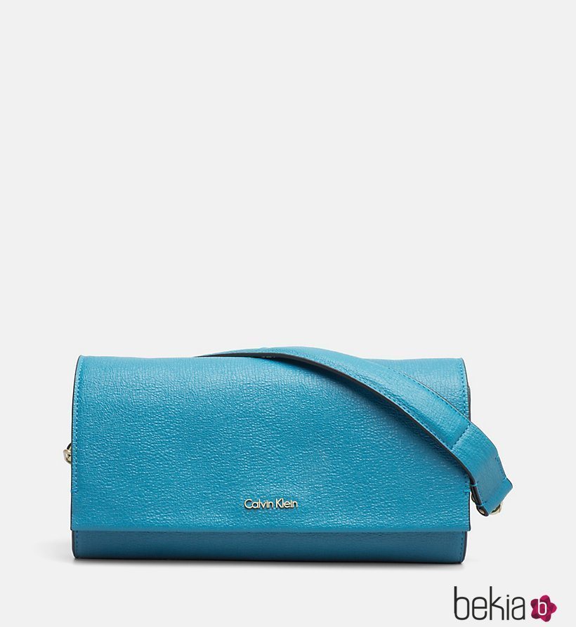 Bolso azul con el logo de Calvin Klein de la Nueva Colección de accesorios Primavera/Verano 2018