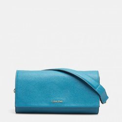 Bolso azul con el logo de Calvin Klein de la Nueva Colección de accesorios Primavera/Verano 2018