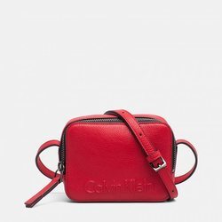 Bolso rojo con el logo de la firma en la parte delantera de la nueva colección Primavera/Verano de Calvin Klein 2018