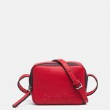 Bolso rojo con el logo de la firma en la parte delantera de la nueva colección Primavera/Verano de Calvin Klein 2018