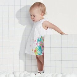 Vestido blanco con estampados infantiles coloridos de Tuc Tuc primavera/verano 2018