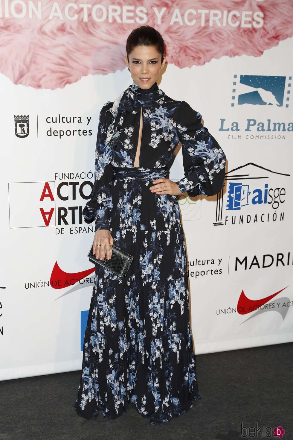 Juana Acosta con un vestido largo con estampado floral en el photocall de los premios Unión de Actores 2018