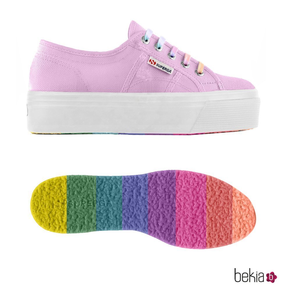 Zapatillas rosa claro con los cordones y la suela de colores de Superga primavera/verano 2018