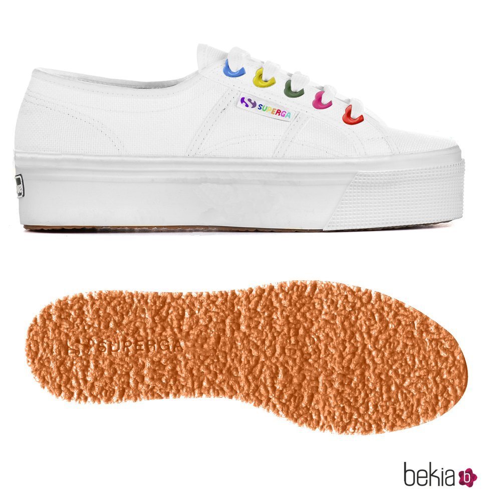 Zapatillas blancas con los remates de colores de Superga primavera/verano 2018