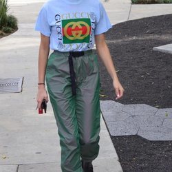 Hailey Baldwin con una camiseta de Gucci blanca y un pantalón de chándal por West Hollywood 2018