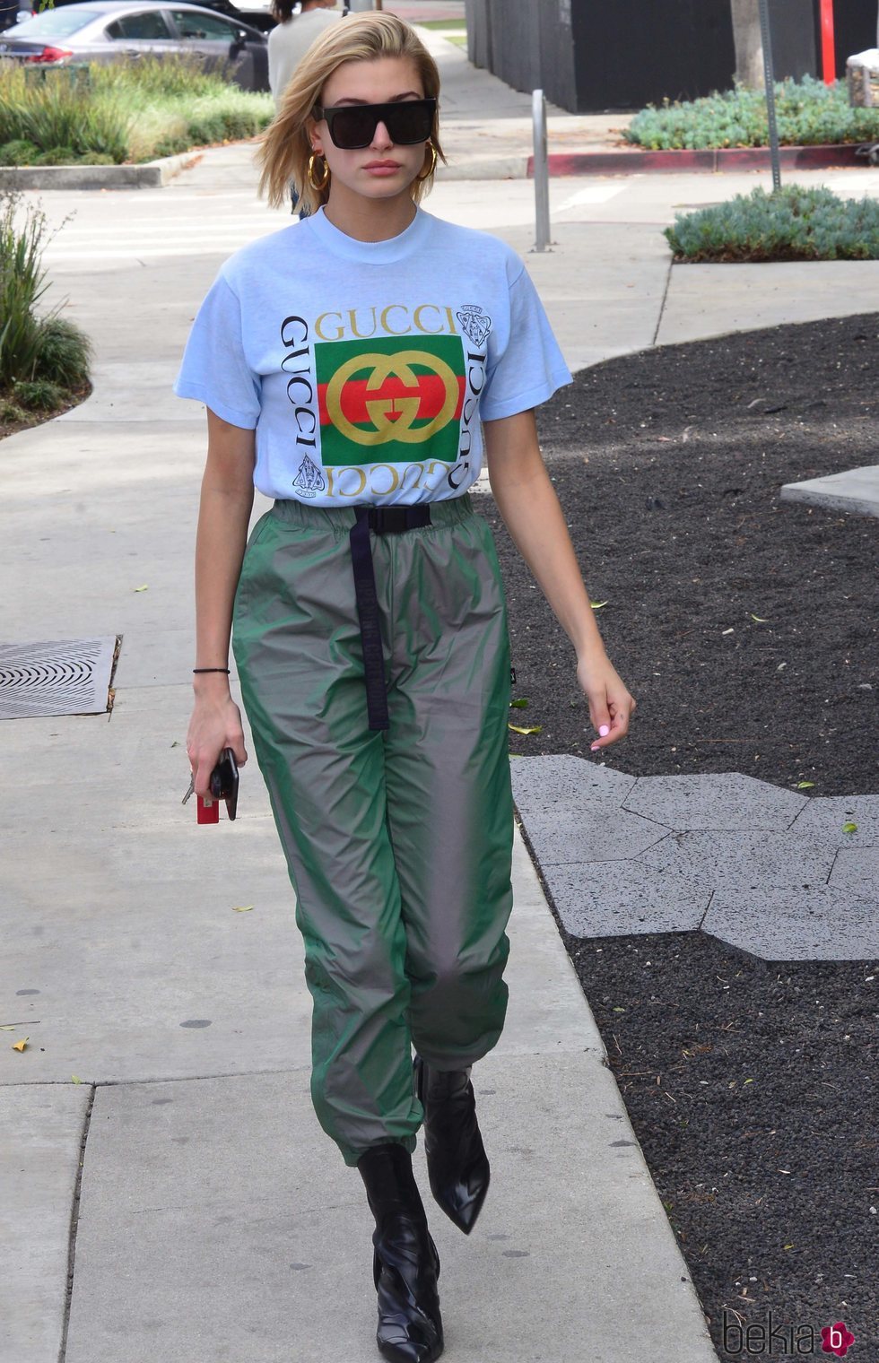 Hailey Baldwin con una camiseta de Gucci blanca y un pantalón de chándal por West Hollywood 2018