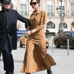 Victoria Beckham con una falda midi y camisa camel en Paris 2018