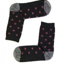 Calcetines cortos en color negro con topos morados de la firma Naïve 2018