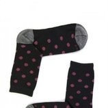 Calcetines cortos en color negro con topos morados de la firma Naïve 2018
