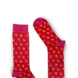Calcetines rojos con el estampado de la palabra amor  de la firma Naïve 2018