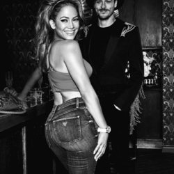 Jennifer Lopez posa con unos jeans ceñidos de Guess primavera 2018