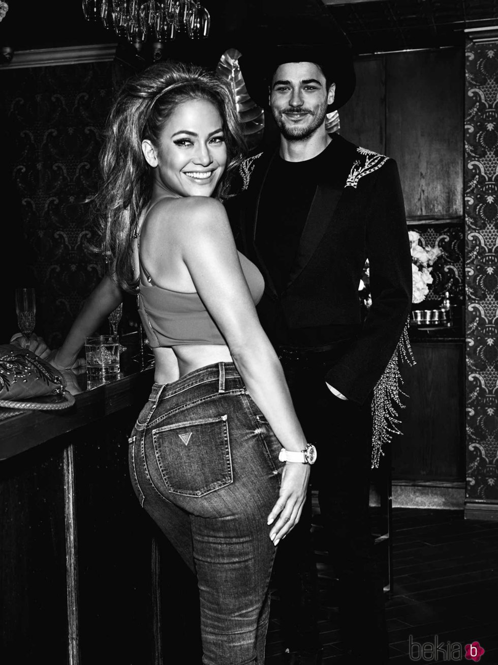 Jennifer Lopez posa con unos jeans ceñidos de Guess primavera 2018