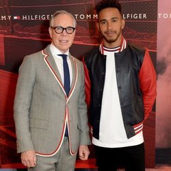 Tommy Hilfiger anunciando a Lewis Hamilton como embajador de la firma para la primavera 2018