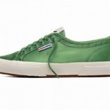 Zapatilla en color  verde de la nueva colección cápsula primavera/verano 2018 de Alexa Chung y Superga
