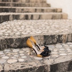 Sandalias doradas con un lazo negro de la nueva colección primavera/verano 2018 de Hannibal Laguna