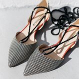 Zapatos con estampado negro y blanco con unas tiras negras para atar de la nueva colección primavera/verano 2018 de Hannibal Laguna