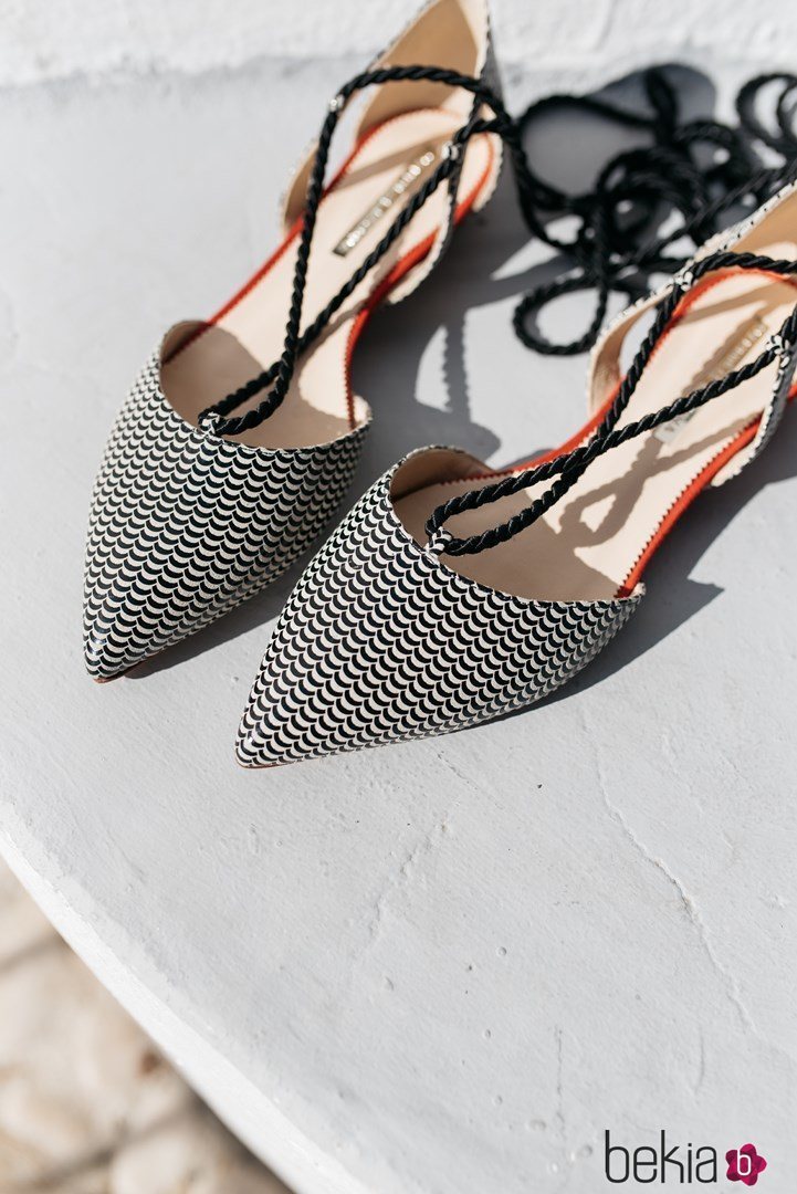 Zapatos con estampado negro y blanco con unas tiras negras para atar de la nueva colección primavera/verano 2018 de Hannibal Laguna
