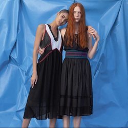 Vestidos negros con estampados geométricos de Sisley primavera/verano 2018