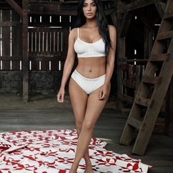 Kim Kardashian en la última campaña de Calvin Klein con un conjunto en color blanco de ropa interior