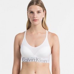 Sujetador deportivo en color blanco de la nueva colección de primavera/verano 2018 de Calvin Klein