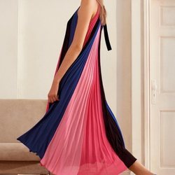 Vestido de tela plisada rosa y azul marino de la nueva colección de MAX&Co primavera/verano 2018