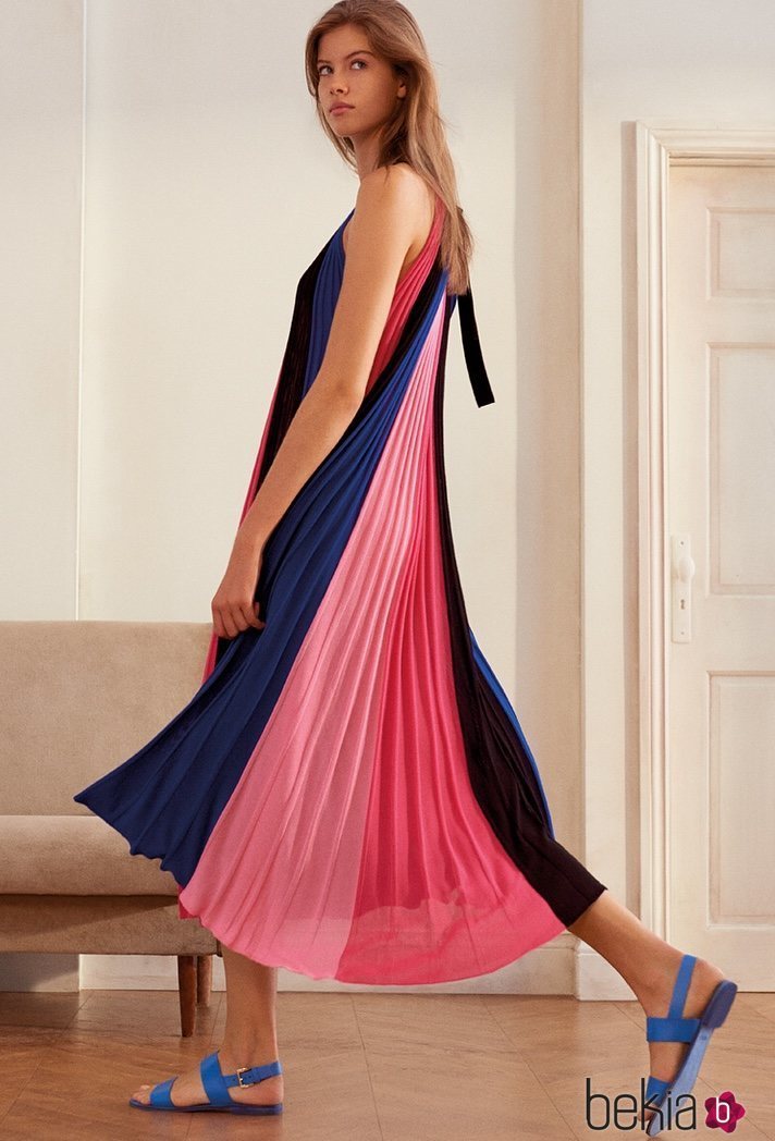 Vestido de tela plisada rosa y azul marino de la nueva colección de MAX&Co primavera/verano 2018