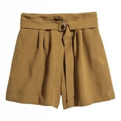 Pantalón corto con un cinturón en color verde oliva de la nueva colección de primavera de H&M