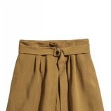 Pantalón corto con un cinturón en color verde oliva de la nueva colección de primavera de H&M