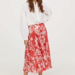 Falda roja plisada  de la nueva colección de primavera de H&M