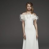 Vestido blanco liso en palabra de honor de plumas de Pronovias colección avance 2019