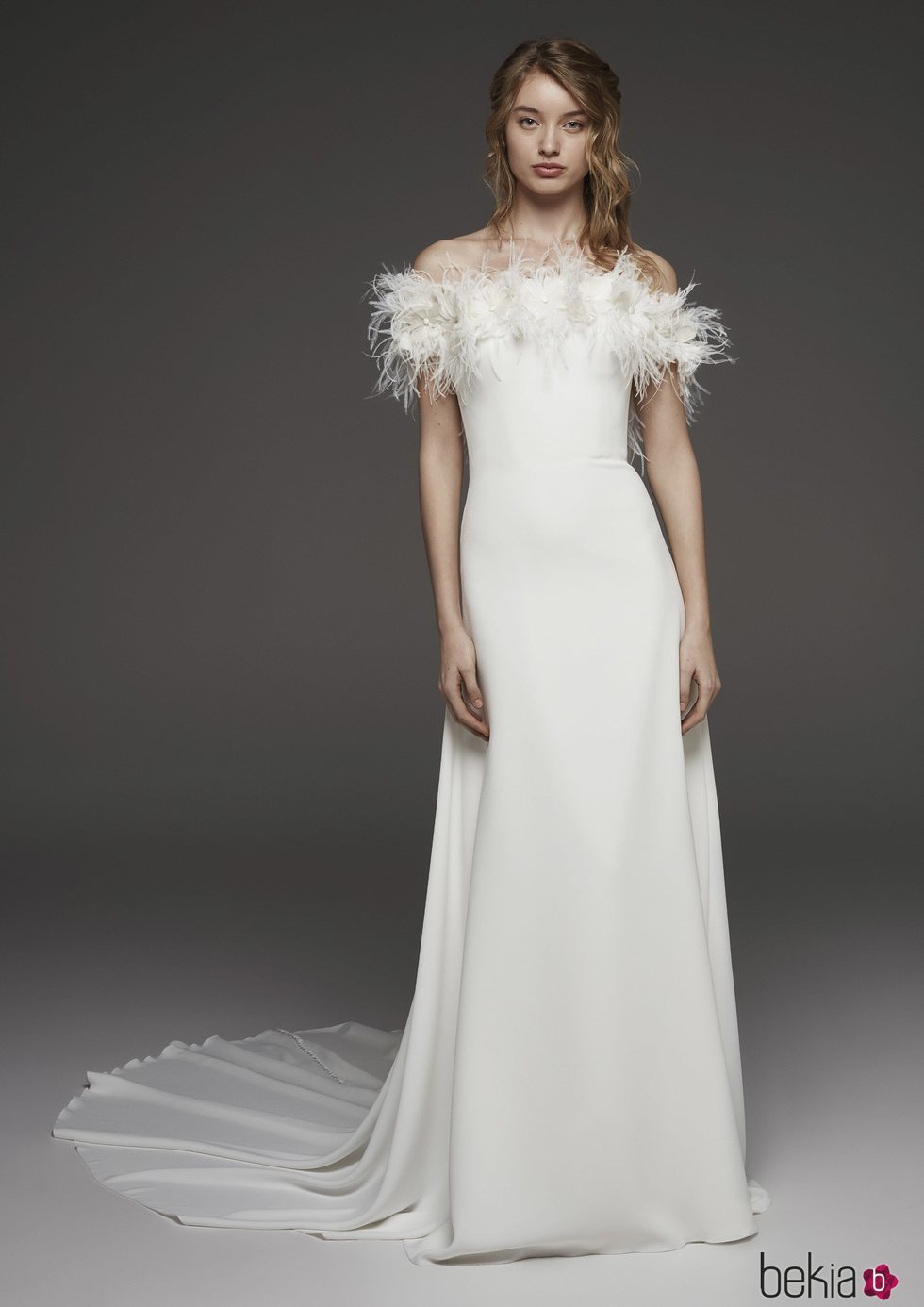 Vestido blanco liso en palabra de honor de plumas de Pronovias colección avance 2019