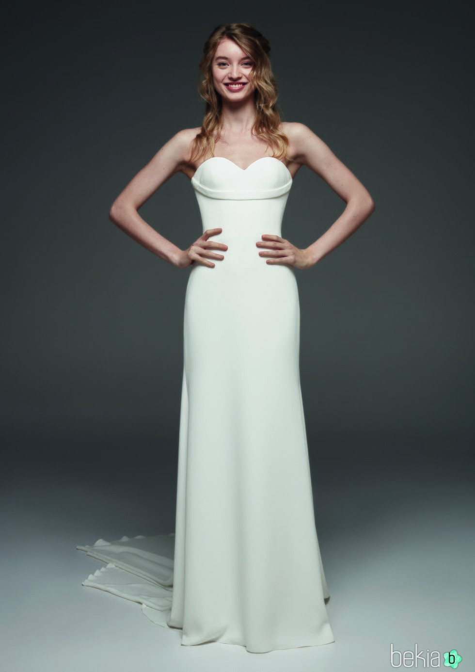 Vestido blanco liso de Pronovias colección avance 2019