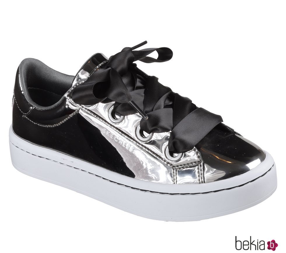 Zapatillas plateadas con amplios lazos negros de Skechers Street 2018