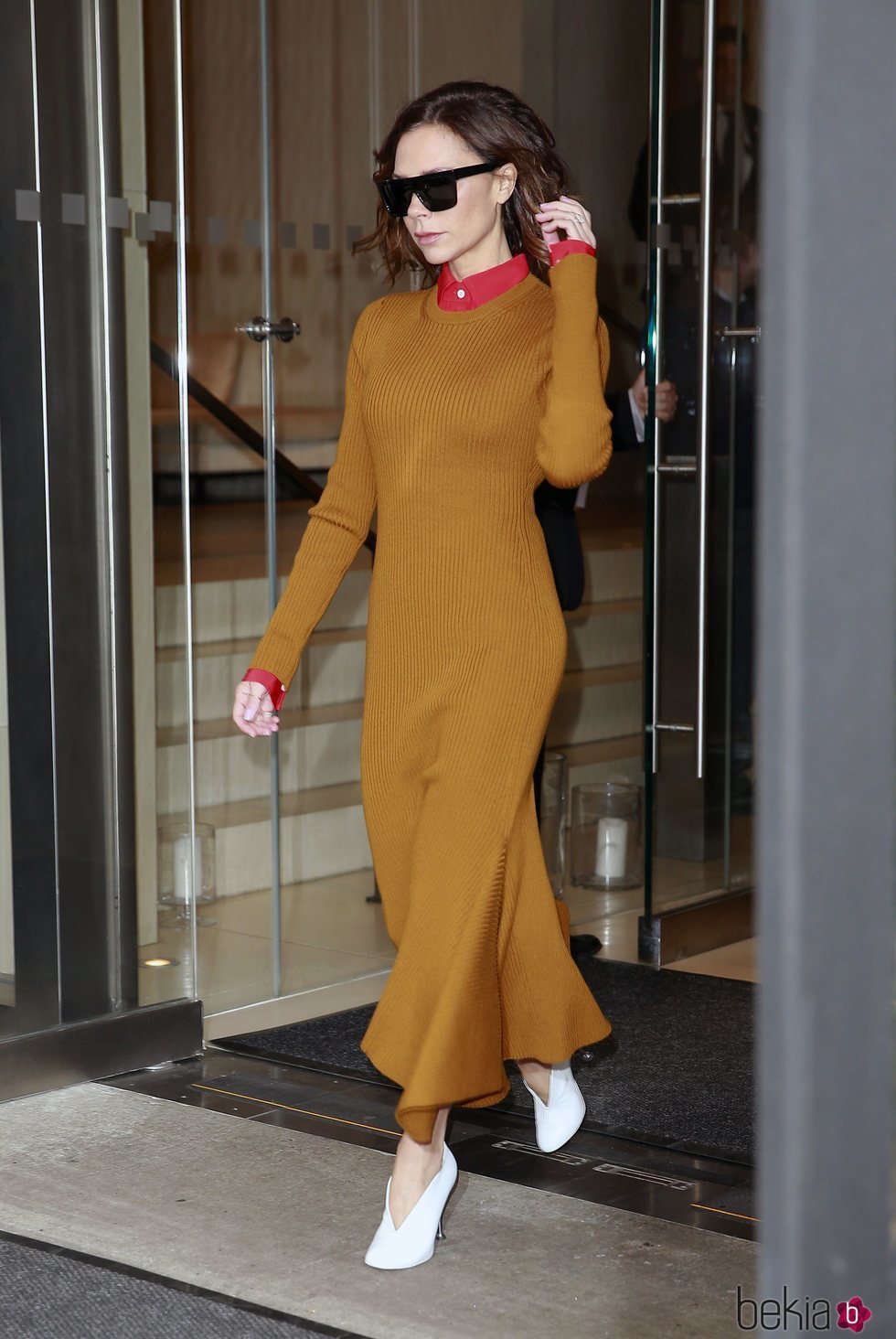 Victoria Beckham con un outfit de su firma en las calles de Nueva York en 2016