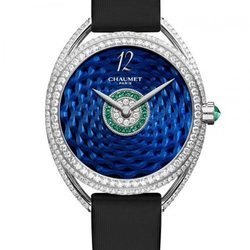 Reloj azul con diamantes y piedras coloridas adheridas de la colección Liens Lumière de Chaumet